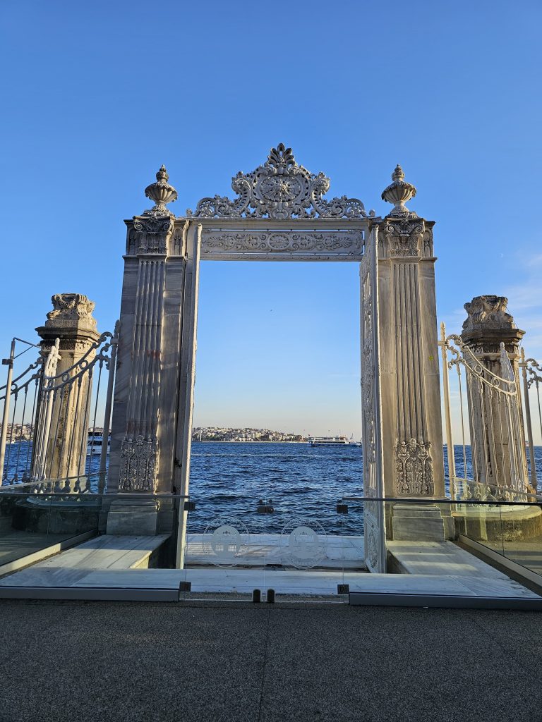 Weißes Tor zum Bosporus in Istanbul - Dolmabahce Palast