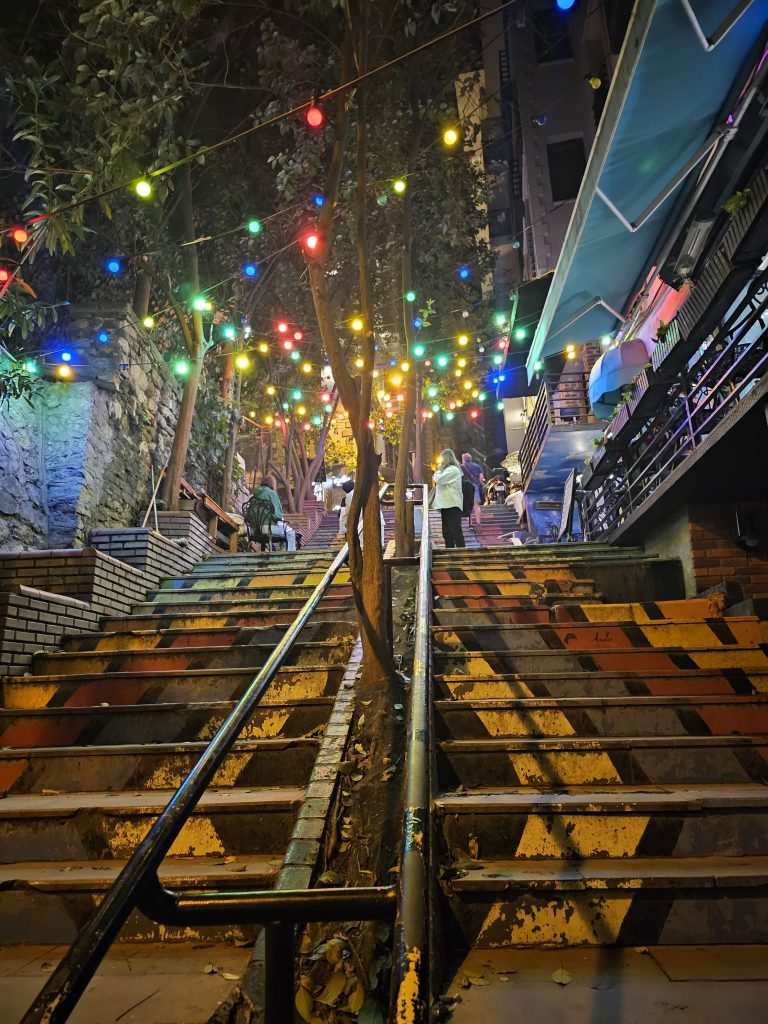 Treppe in Karakoy in Istanbul mit Lichterkette